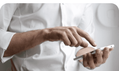 Visual editoriale di una postazione telefonica, non una dashboard del prodotto