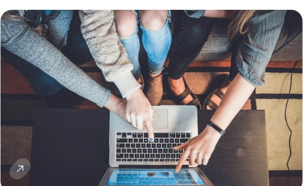 Visual editoriale dedicato agli assistenti virtuali, non una schermata di una piattaforma didattica